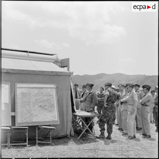 Région de Constantine. Le général Salan au PC de la zone couvrant la wilaya IV zone 1.