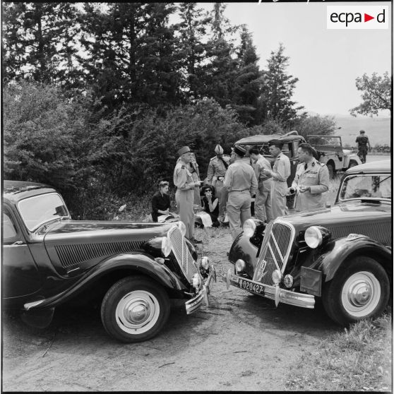 Région de Constantine. Le général Salan dans la zone de la wilaya IV zone 1.