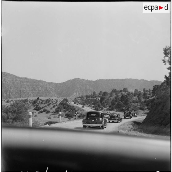 Région de Constantine. Le convoi du général Salan dans la zone de la wilaya IV zone 1.