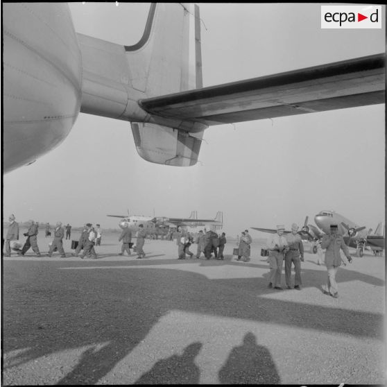 Arrivée de jeunes volontaires à l'aérodrome d'Alger.