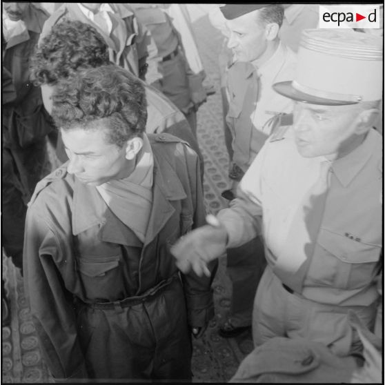 Arrivée de jeunes volontaires à l'aérodrome d'Alger.