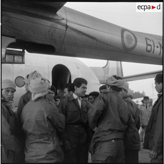 Arrivée de jeunes volontaires à l'aérodrome d'Alger.