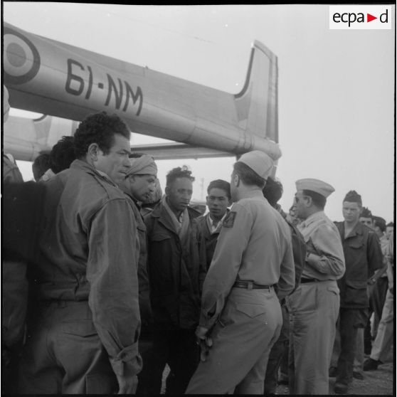 Arrivée de jeunes volontaires à l'aérodrome d'Alger.