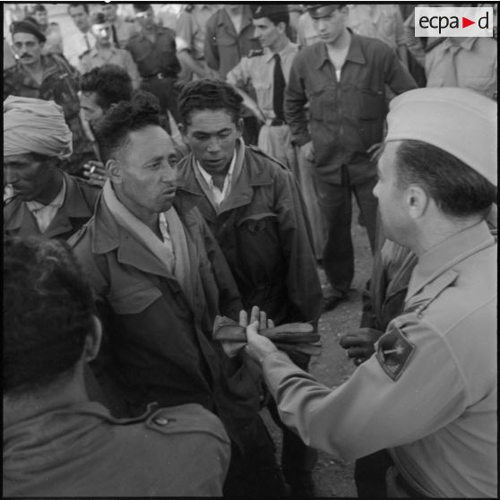 Arrivée de jeunes volontaires à l'aérodrome d'Alger.