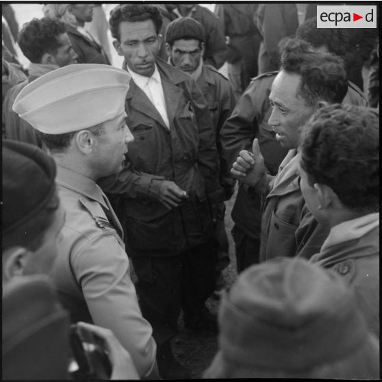 Arrivée de jeunes volontaires à l'aérodrome d'Alger.