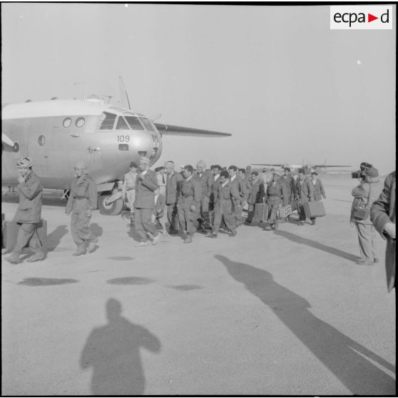 Arrivée de jeunes volontaires à l'aérodrome d'Alger.