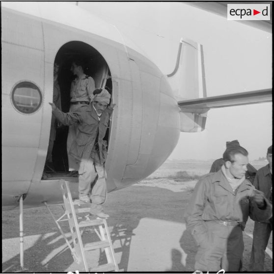 Arrivée de jeunes volontaires à l'aérodrome d'Alger.