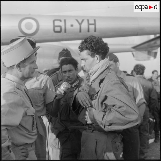 Arrivée de jeunes volontaires à l'aérodrome d'Alger.