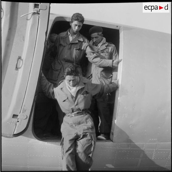 Arrivée de jeunes volontaires à l'aérodrome d'Alger.