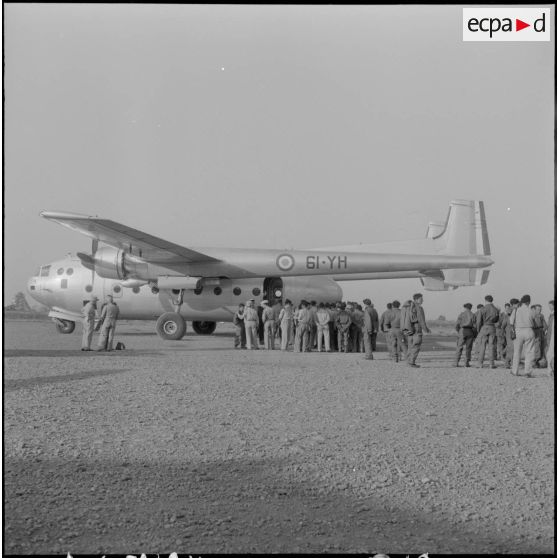 Arrivée de jeunes volontaires à l'aérodrome d'Alger.
