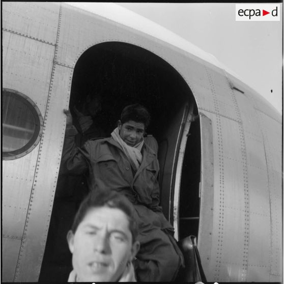 Arrivée de jeunes volontaires à l'aérodrome d'Alger.