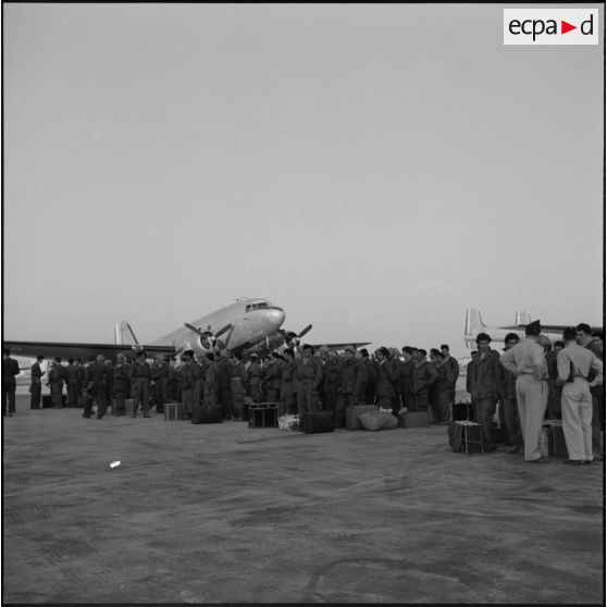 Arrivée de jeunes volontaires à l'aérodrome d'Alger.