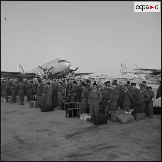 Arrivée de jeunes volontaires à l'aérodrome d'Alger.