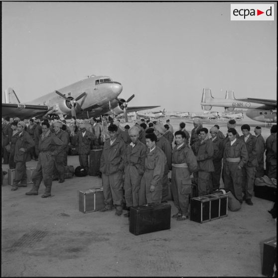 Arrivée de jeunes volontaires à l'aérodrome d'Alger.