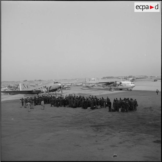 Arrivée de jeunes volontaires à l'aérodrome d'Alger.