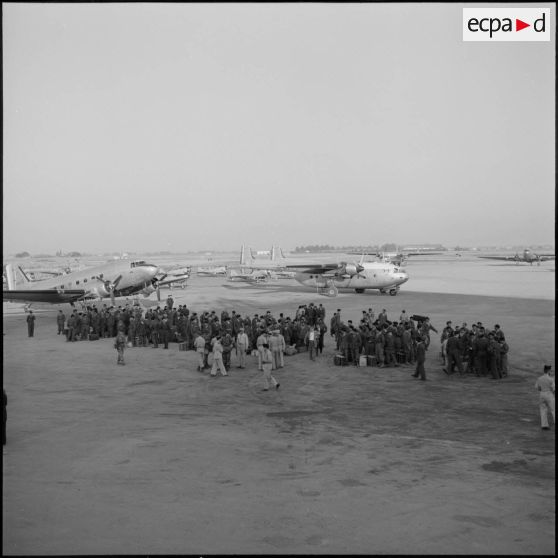 Arrivée de jeunes volontaires à l'aérodrome d'Alger.
