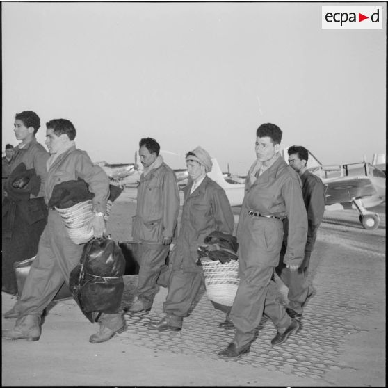 Arrivée de jeunes volontaires à l'aérodrome d'Alger.