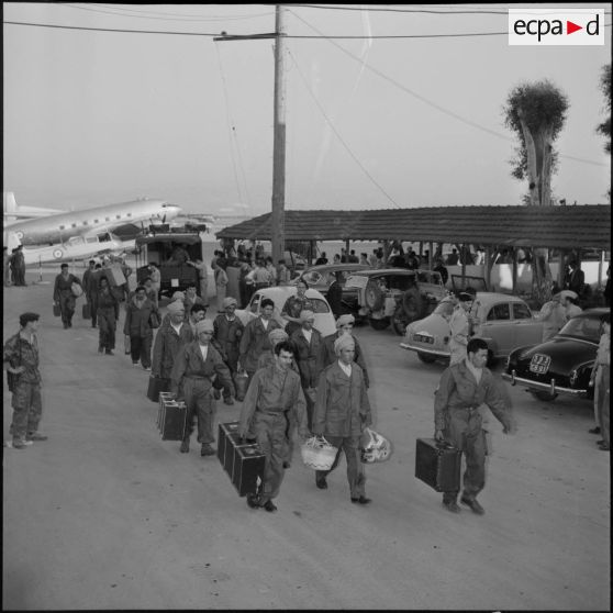 Arrivée de jeunes volontaires à l'aérodrome d'Alger.