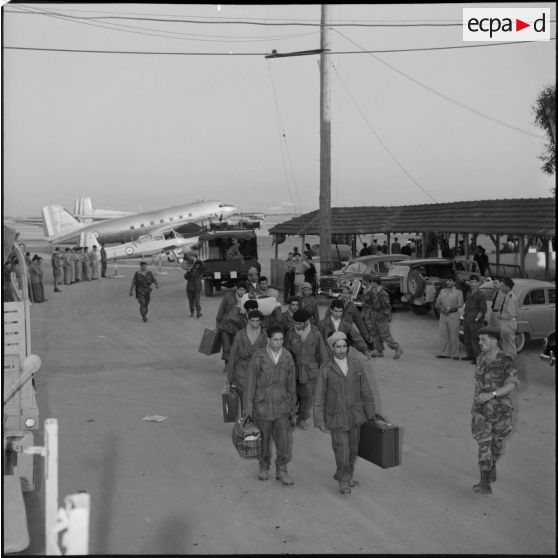 Arrivée de jeunes volontaires à l'aérodrome d'Alger.