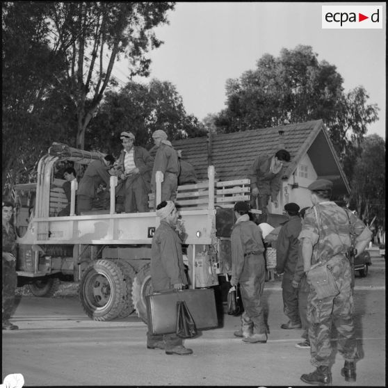 Arrivée de jeunes volontaires à l'aérodrome d'Alger.