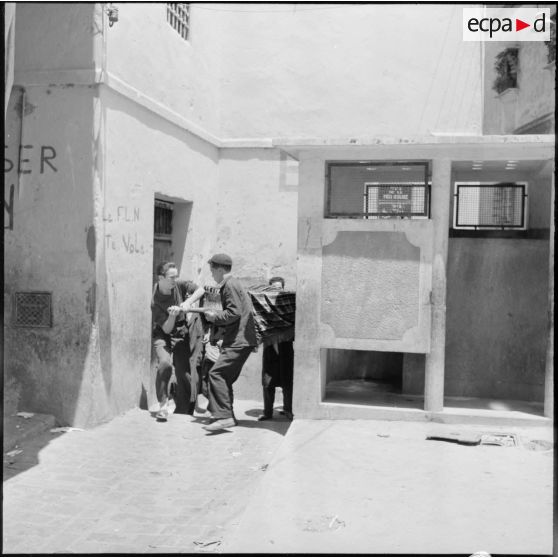 Alger. Enterrement d'une victime des attentats à la bombe du 4 juin 1957.