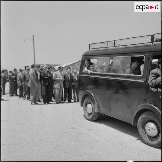 Alger. Enterrement d'une victime des attentats à la bombe du 4 juin 1957.