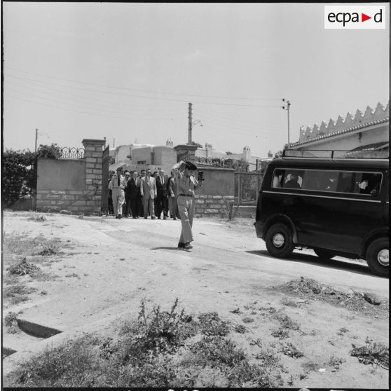 Alger. Enterrement d'une victime des attentats à la bombe du 4 juin 1957.