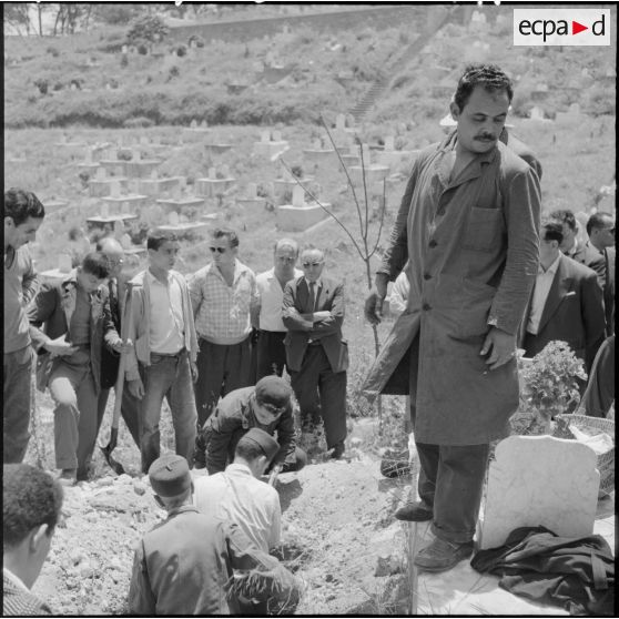 Alger. Enterrement d'une victime des attentats à la bombe du 4 juin 1957.