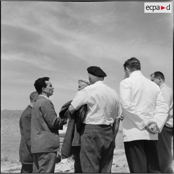 Mechta Kasbah. Visite de journalistes après le massacre des hommes du village.