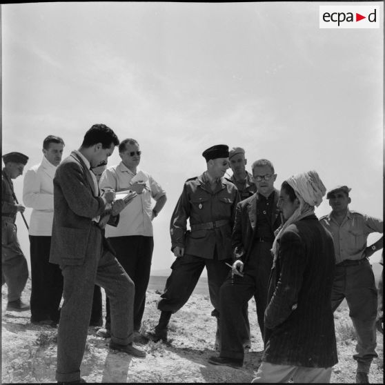Mechta Kasbah. Visite de journalistes après le massacre des hommes du village.