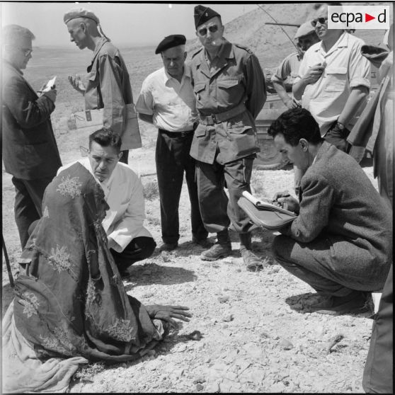 Mechta Kasbah. Visite de journalistes après le massacre des hommes du village.