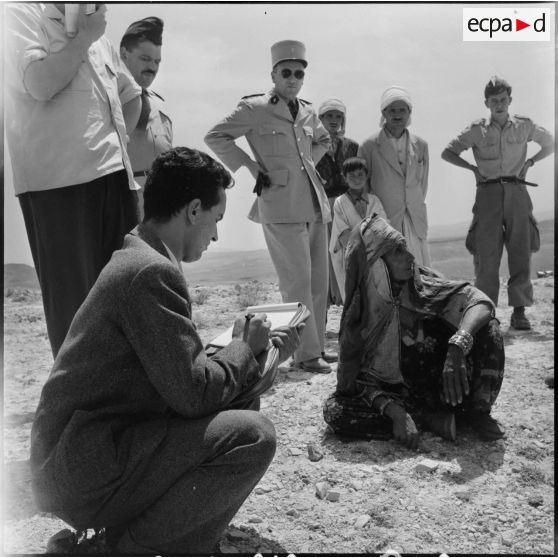 Mechta Kasbah. Visite de journalistes après le massacre des hommes du village.