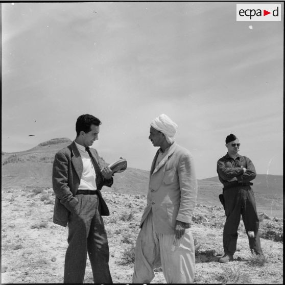 Mechta Kasbah. Visite de journalistes après le massacre des hommes du village.