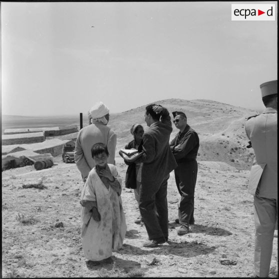Mechta Kasbah. Visite de journalistes après le massacre des hommes du village.