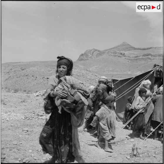 Mechta Kasbah. Les rescapés après le massacre des hommes du village.