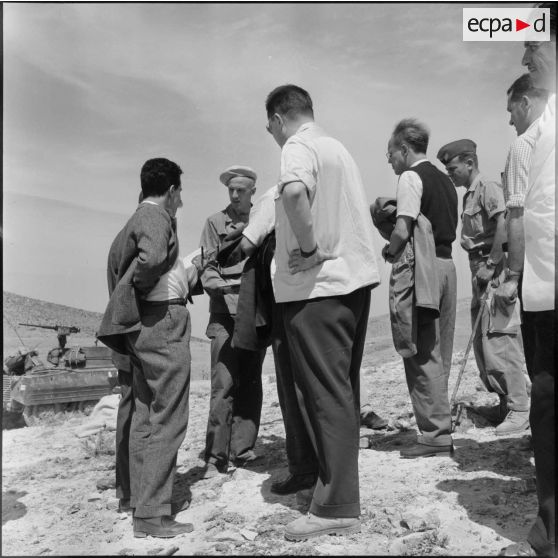 Mechta Kasbah. Visite de journalistes après le massacre des hommes du village.