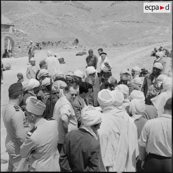 Mechta Kasbah. Visite de journalistes après le massacre des hommes du village.