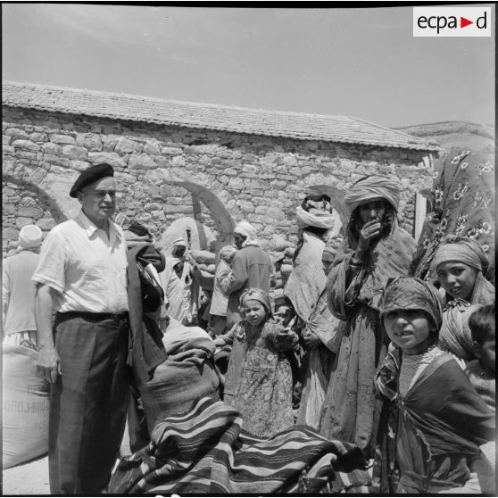 Mechta Kasbah. Les rescapés après le massacre des hommes du village.