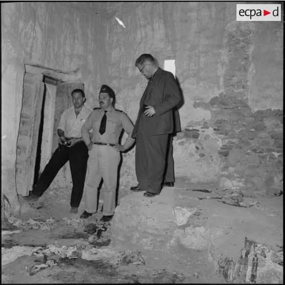 Mechta Kasbah. Visite de journalistes après le massacre des hommes du village.