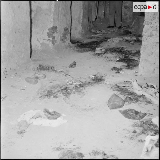 Mechta Kasbah. Visite de journalistes après le massacre des hommes du village.