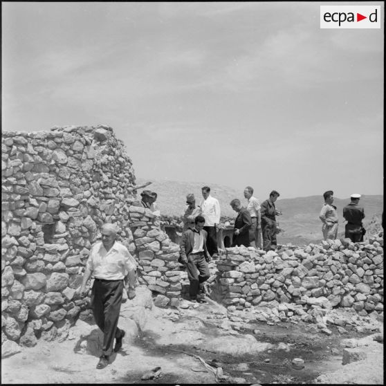 Mechta Kasbah. Visite de journalistes après le massacre des hommes du village.