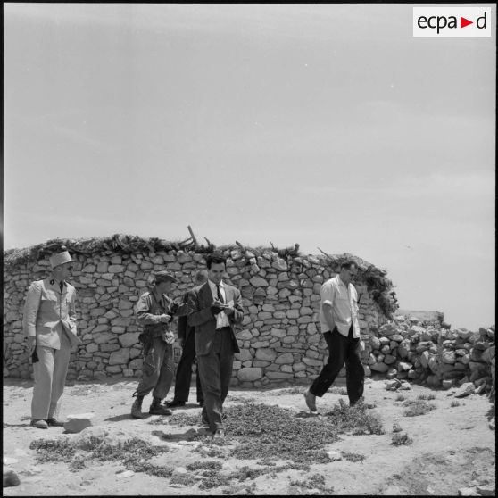 Mechta Kasbah. Visite de journalistes après le massacre des hommes du village.