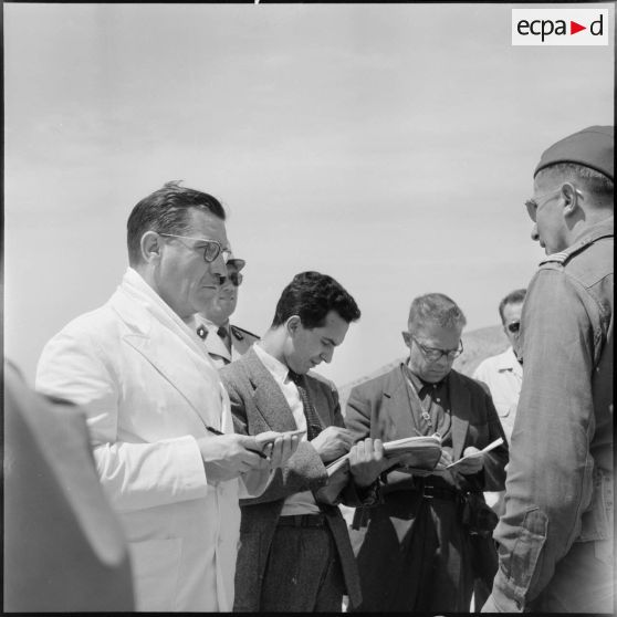 Mechta Kasbah. Visite de journalistes après le massacre des hommes du village.