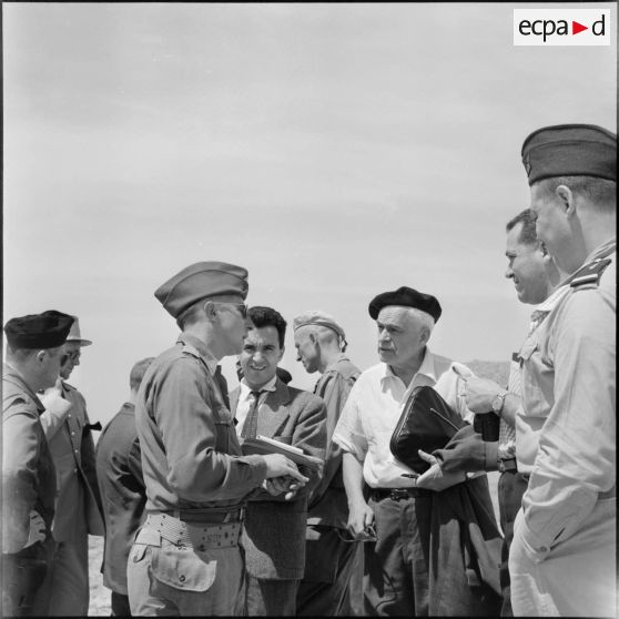 Mechta Kasbah. Visite de journalistes après le massacre des hommes du village.