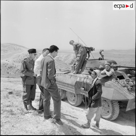 Mechta Kasbah. Visite de journalistes après le massacre des hommes du village.