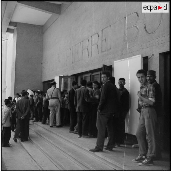 Spectateurs massés devant les guichets de cinéma de la salle Bordes à Alger.