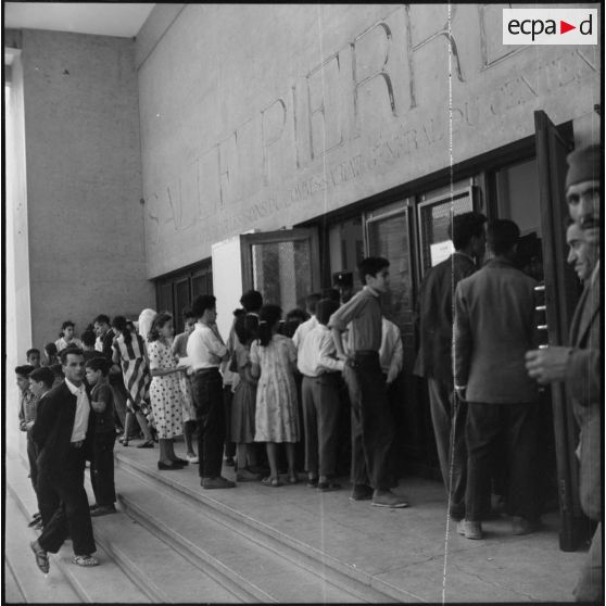 Spectateurs massés devant les guichets de cinéma de la salle Bordes à Alger.