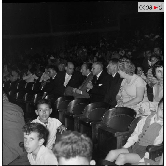 Autorités civiles dans la salle de cinéma Pierre Bordes à Alger.