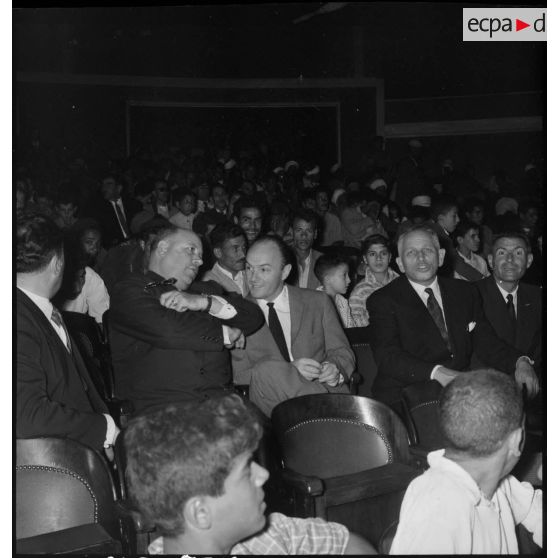 Autorités civiles dans la salle de cinéma Pierre Bordes à Alger.