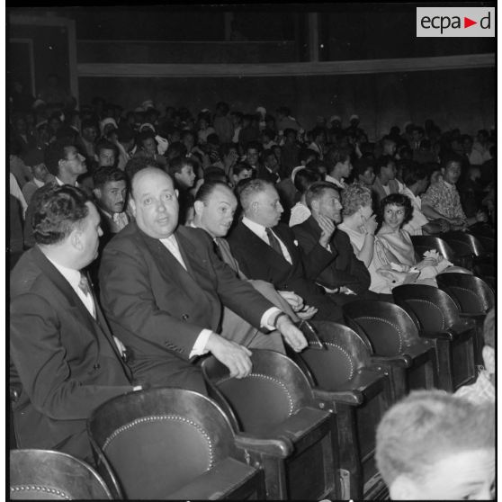Autorités civiles dans la salle de cinéma Pierre Bordes à Alger.
